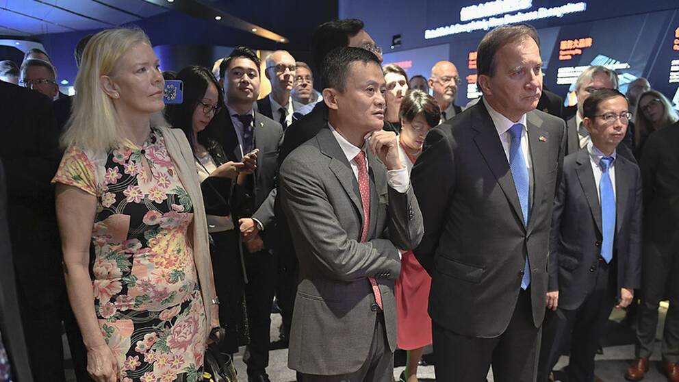 Dåvarande ambassadör Anna Lindstedt vid ett möte med Jack Ma (i mitten) och hans företag Alibaba under statsminister Löfvens besök i Kina i juni 2017.