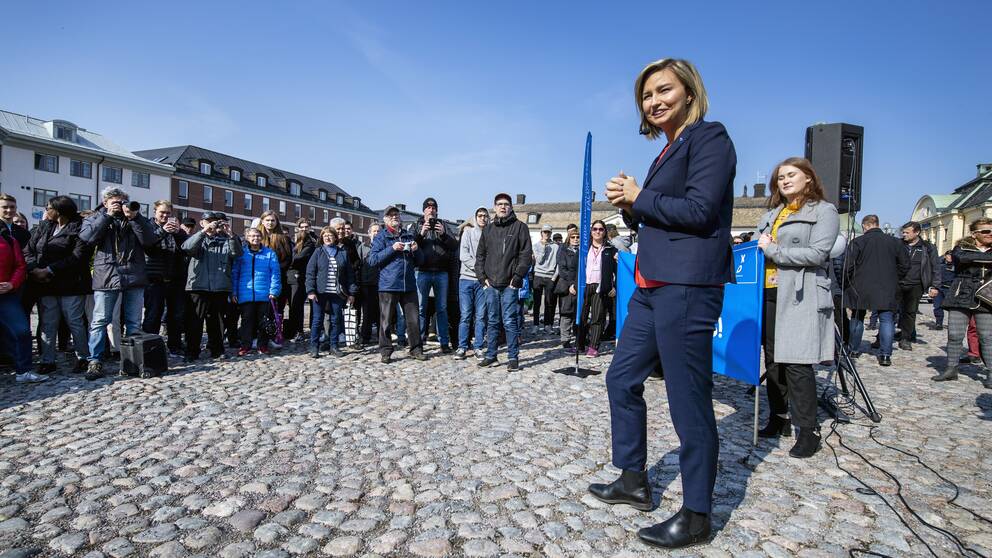 Kristdemokraternas partiledare Ebba Busch Thor valtalar på Stora Torget i Falun.