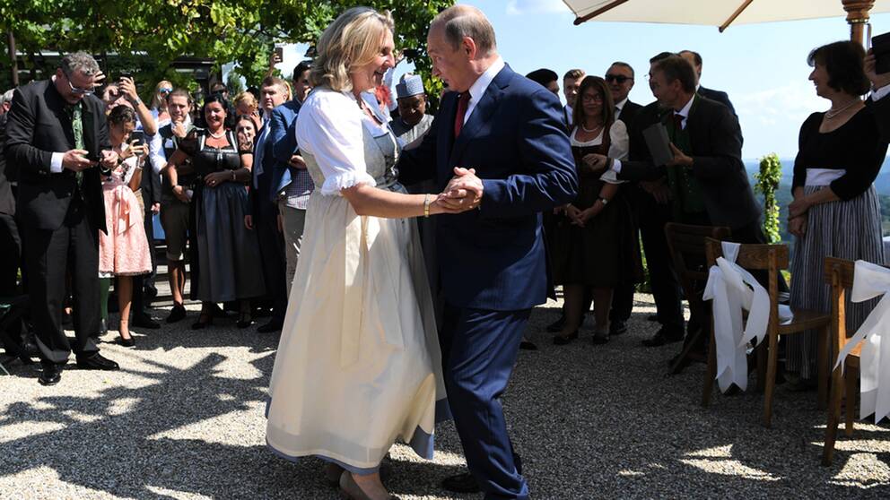 Österrikes utrikesminister Karin Kneissl bjöd in Rysslands president Putin till sitt bröllop i augusti 2018. Det var ett år valet då Frihetspartiet fick tunga ministerposter i den österrikiska regeringen. 
