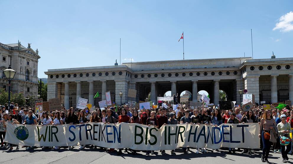 En banderoll med texten ”Vi strejkar tills ni agerar” hålls upp i Wien, Österrike.