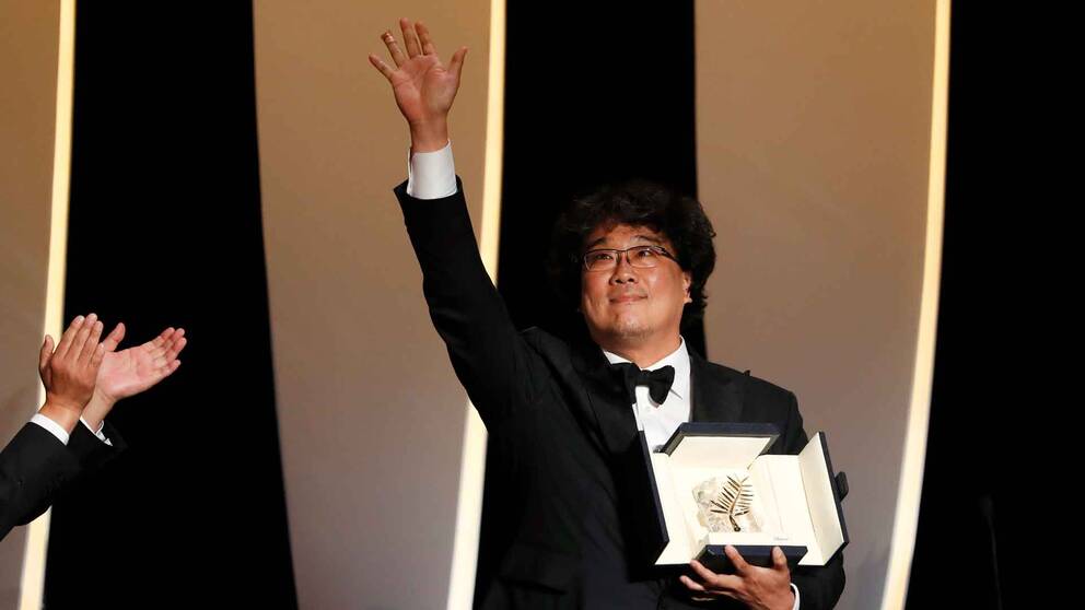 Den sydkoreanske filmregissören Bong Joon-Ho vinner Guldpalmen för Parasite.