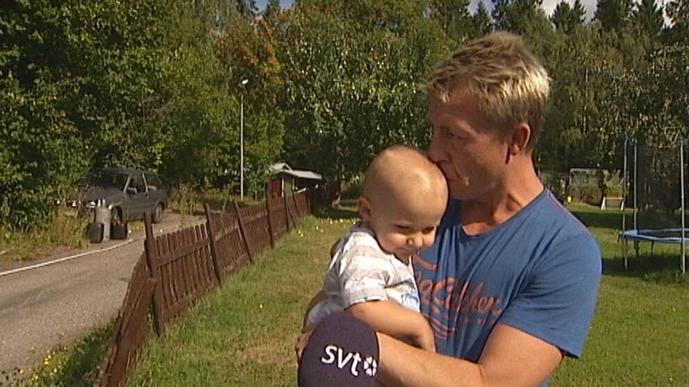 Mats Johansson med sitt yngsta barn.