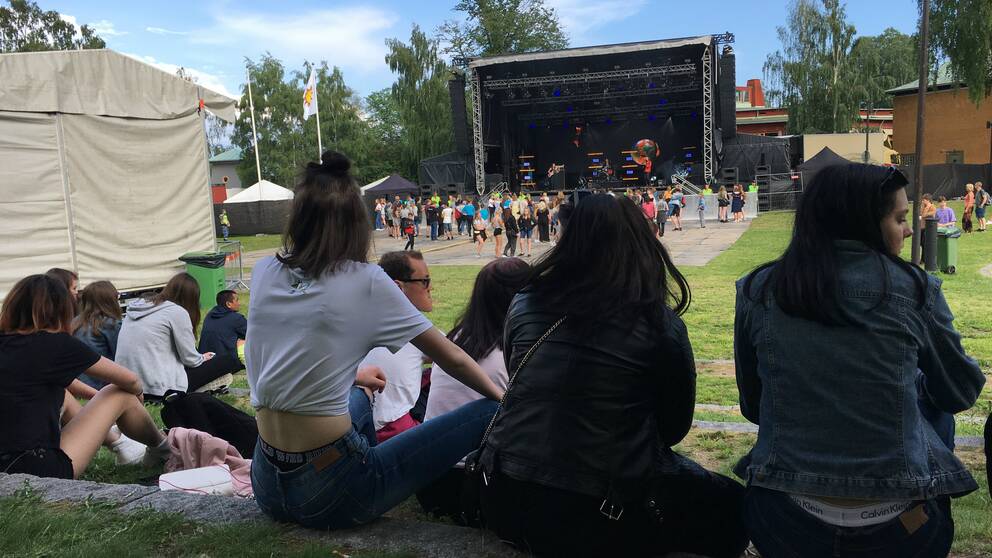 Publik sitter framför en scen.
