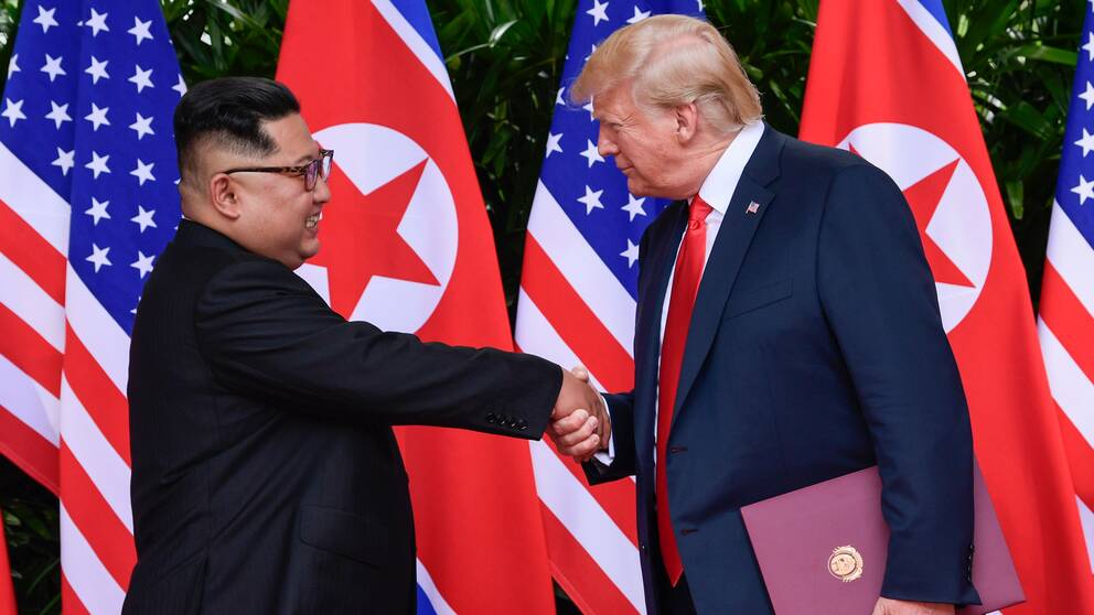 Nordkoreas ledare Kim Jong-Un och USA:s president Donald Trump när de möttes i Singapore den 12 juni 2018 för historiens första toppmötet hittills mellan länderna.