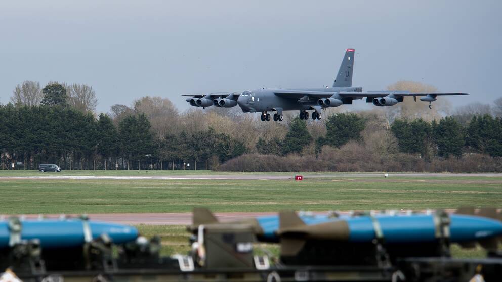 Ett B-52 Stratofortress bombflygplan landar på flygbasen i Fairford i Storbritannien 21 mars 2019. 