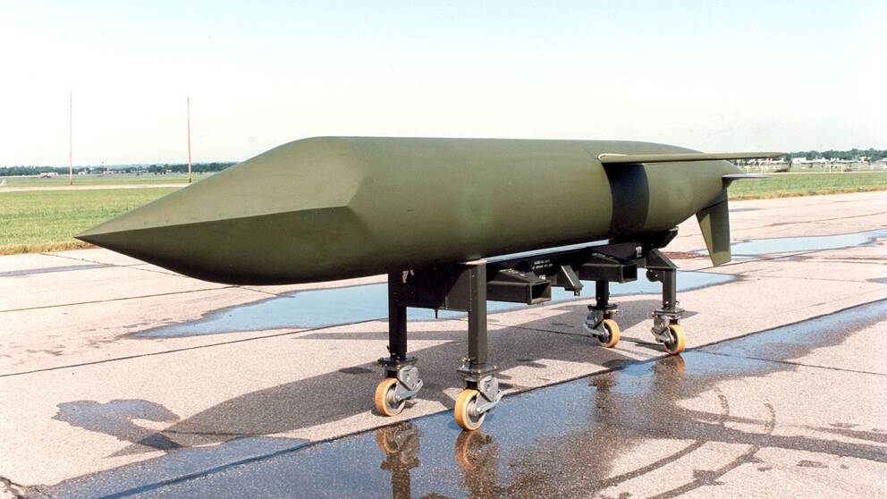 USA:s kryssningsrobot AGM-129A har kapacitet för kärnvapen och används av vissa B-52 bombplan. Räckvidden är över 320 mil. 