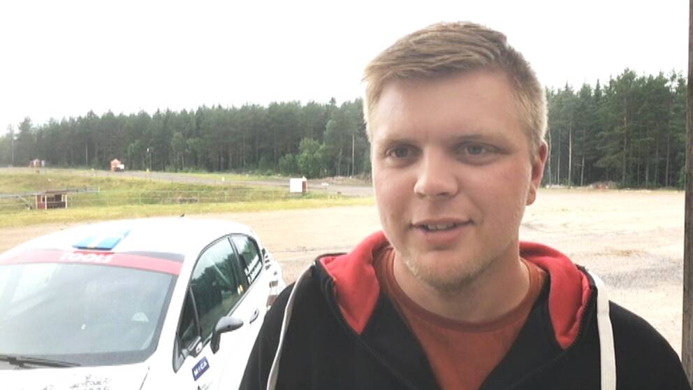 Hampus Jakobsson från SMK Nyköping. I bakgrunden en rallybil och motorbana.
