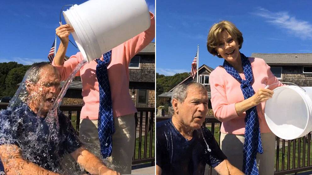 En nöjd Laura Bush häller en hink isvatten över forna presidenten George W Bushs huvud för att samla in pengar till ALS-forskning under kampanjen Ice Bucket Challenge.