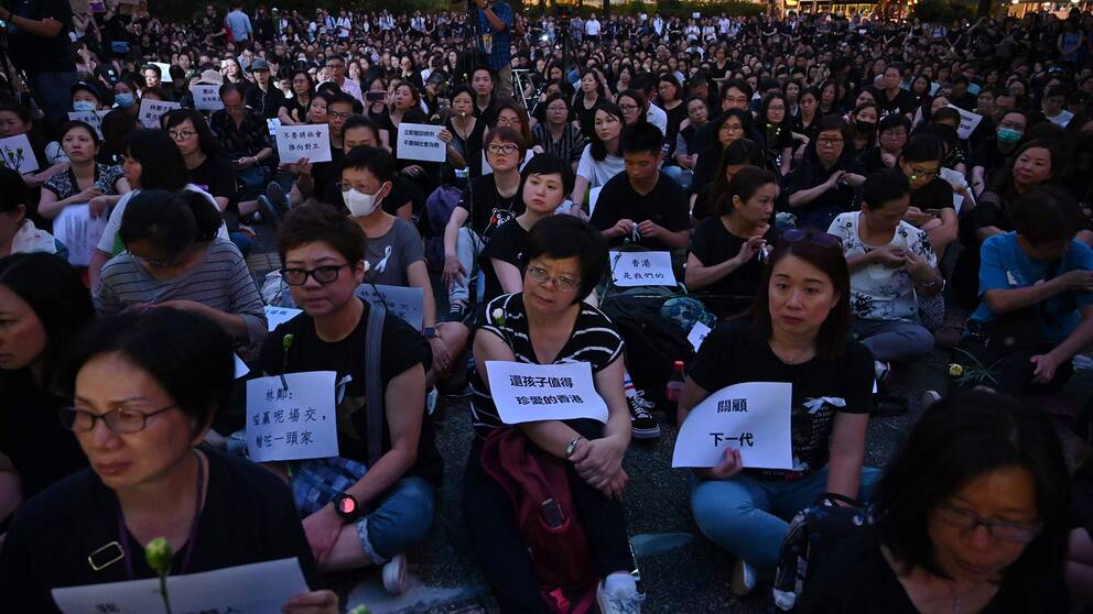 En sittprotest genomfördes i Hongkong under fredagen, en del av omfattande demonstrationer mot en nytt lagförslag.