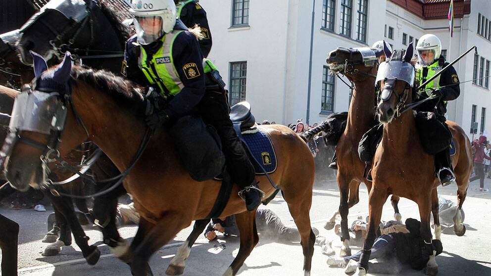 Ridande polis attackerar motdemonstranter under Svenskarnas partis torgmöte i Malmö på lördagen.