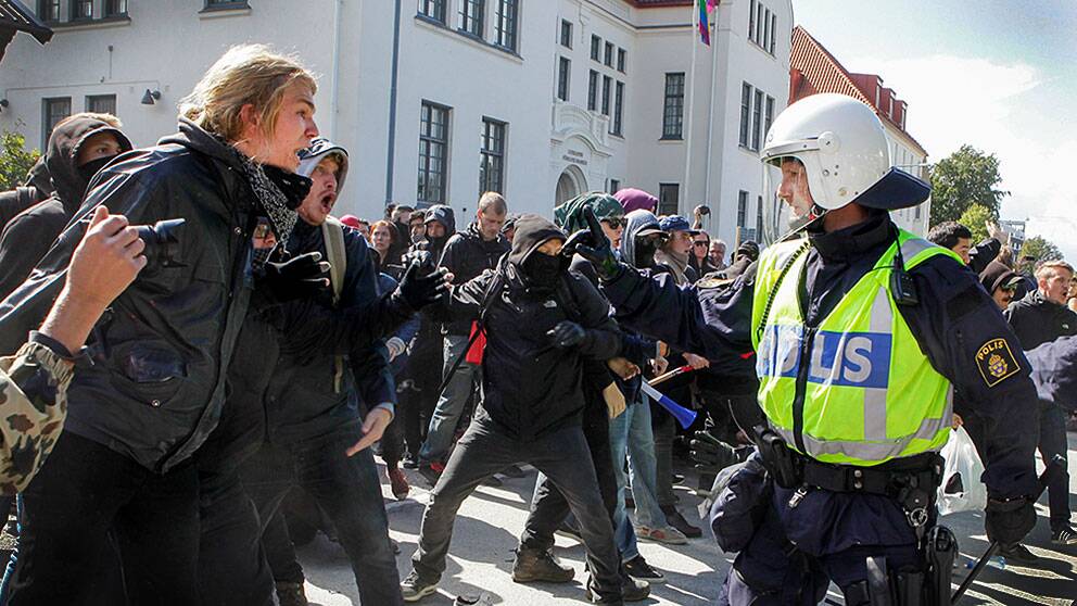 Polis konfronterar demonstranter under Svenskarnas partis torgmöte i Malmö på lördagen. 