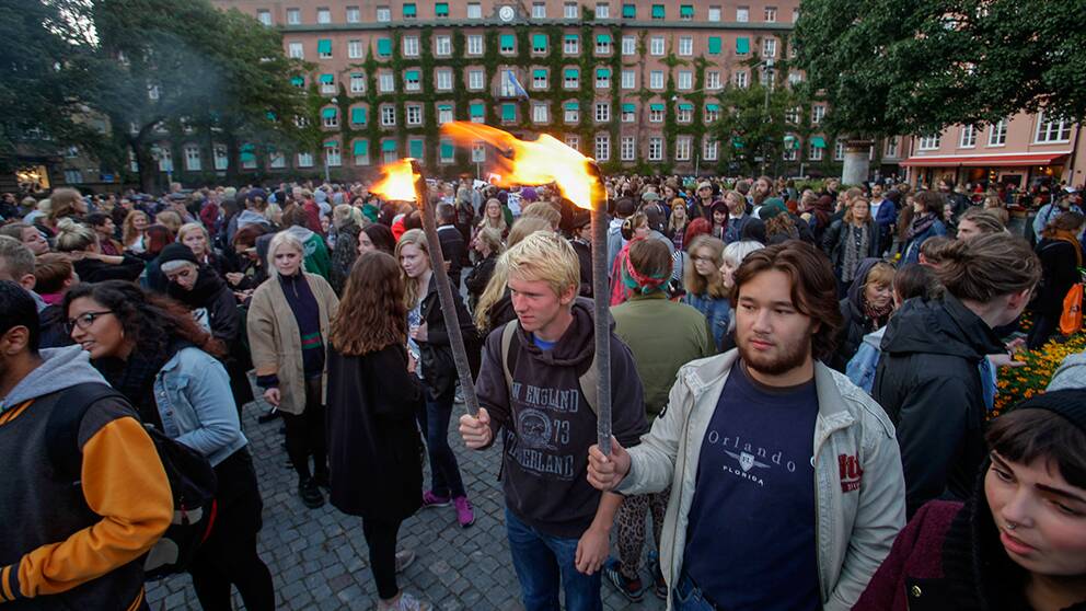 Ung Vänster demonstrerar mot polisvåld med ljusmanifestation framför polishuset vid Davidshalls torg i Malmö under måndagskvällen.