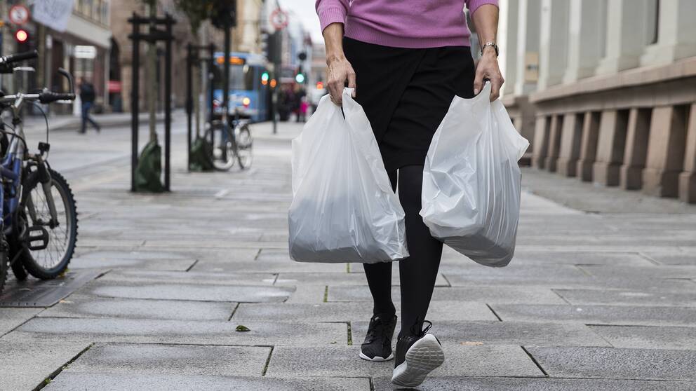 Ta med plastpåse och kasse till affären Ta med plastpåse och kasse till affären
