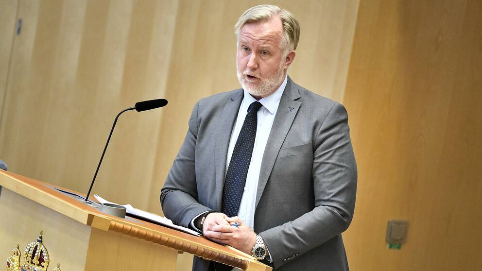 Liberalernas Johan Pehrson (L) drar sig ur striden om att bli ny partiledare efter Jan Björklund.
