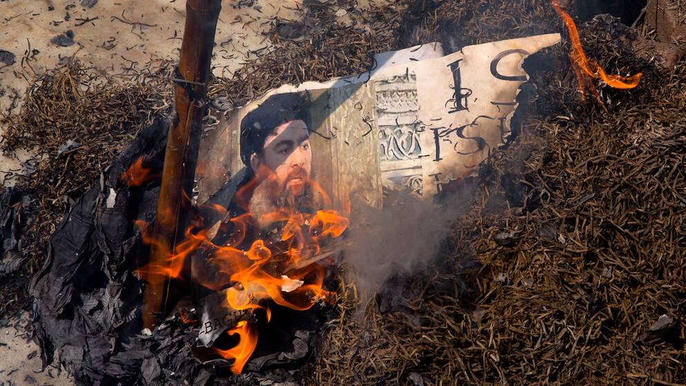 Bild på IS-ledaren Abu Bakr al-Baghdadi i lågor.