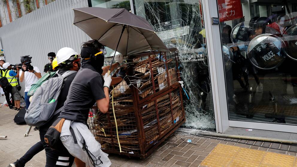 Demonstranter försökte med våld att ta sig in i parlamentet i Hongkong under måndagen.