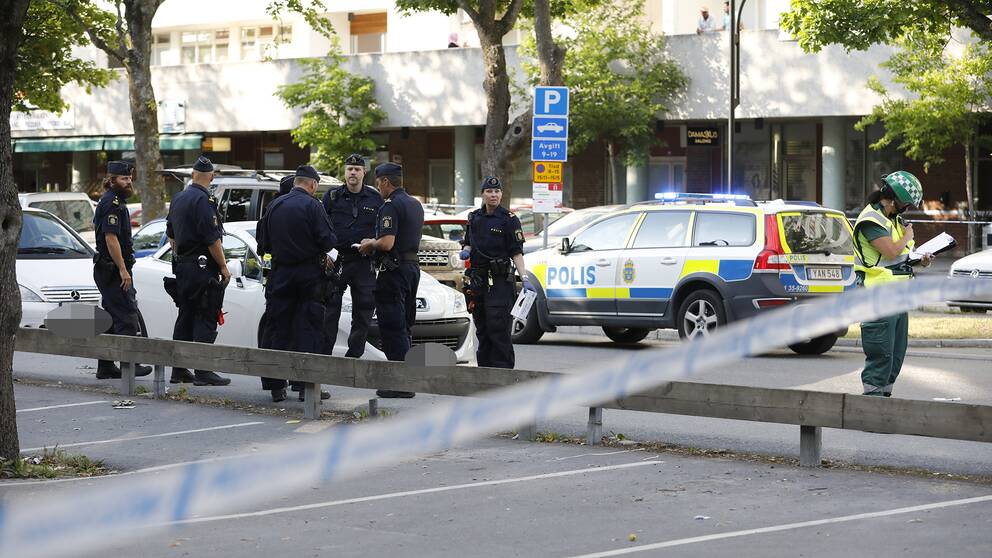 Poliser i Sollentuna där två män i 20-respektive 25-årsåldern, blev skjutna.