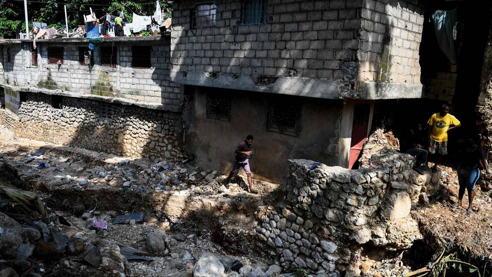 Jordskred, orsakade av skyfall, har raserat hus i Haitis huvudstad Port-au-Prince.