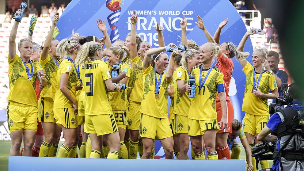 Svenska damlandslaget i fotboll jublar efter segern i lördagens VM-bronsmatch mot England på Stade de Nice, Frankrike.