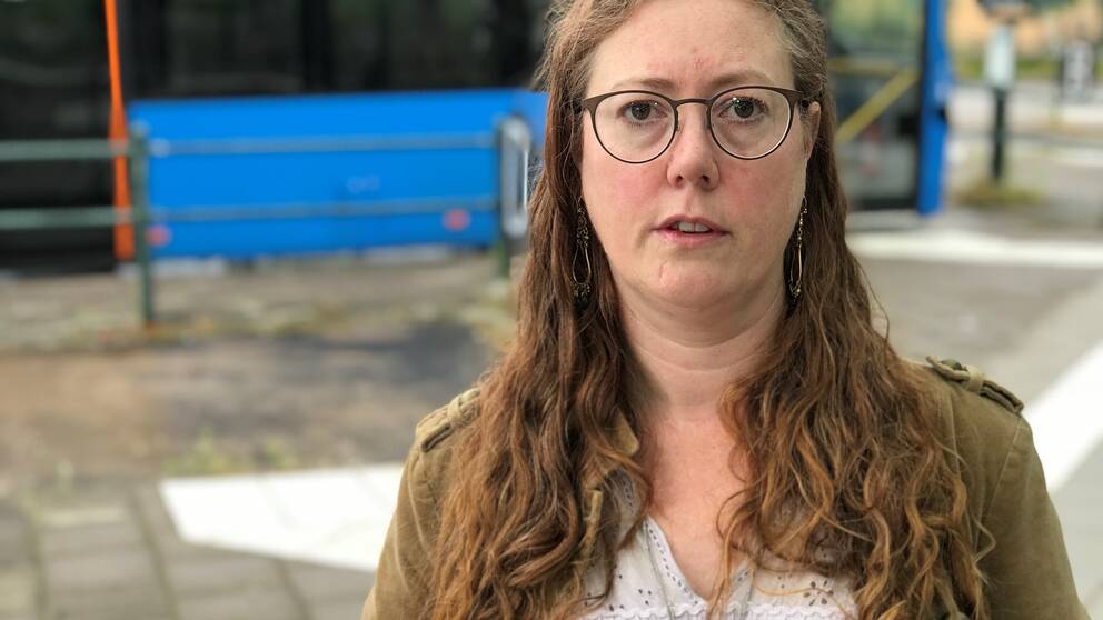 Jenny Gustavsson framför blå västtrafikbuss