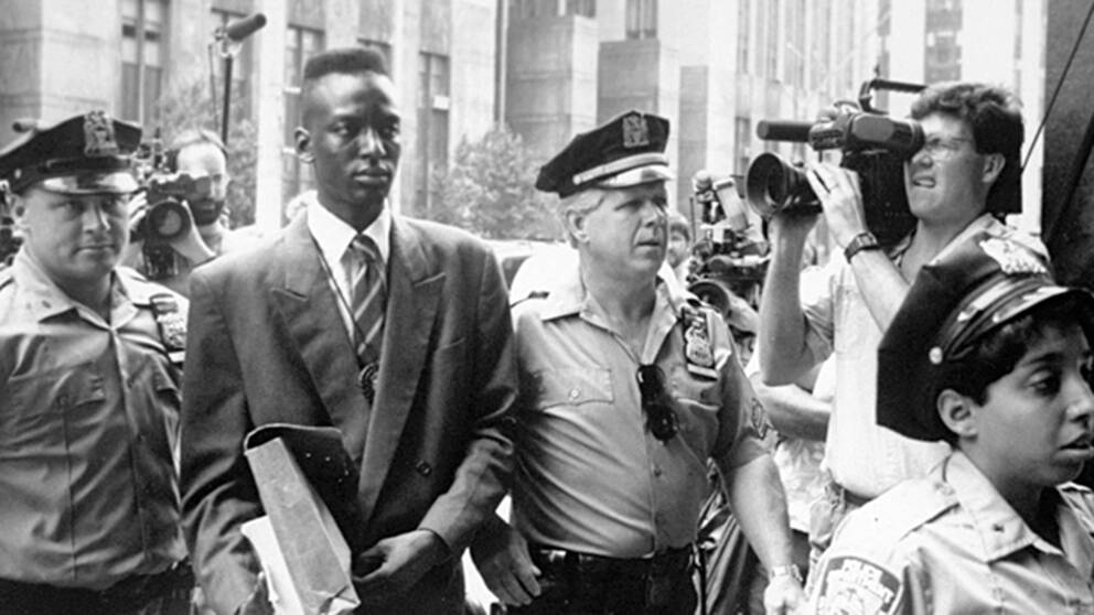 Arkivfoto från 1990. Yusef Salaam som var en av fem tonårspojkar som anklagades för att ha överfallit och våldtagit en kvinna i Central Park 1989 blir bortförd av polis i New York 1990. De anklagade satt flera år oskyldigt dömda i fängelse och har nu tilldömts ett rekordsort skadestånd.