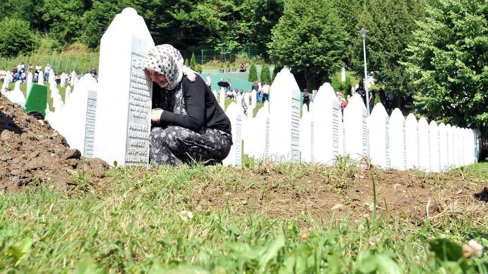 Sörjande kvinna i Srebrenica 