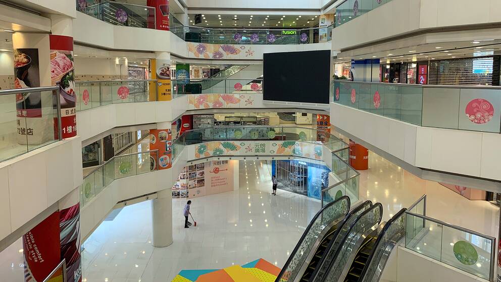 Stängda butiker i en shoppinggalleria i Yuen Long, Hongkong.