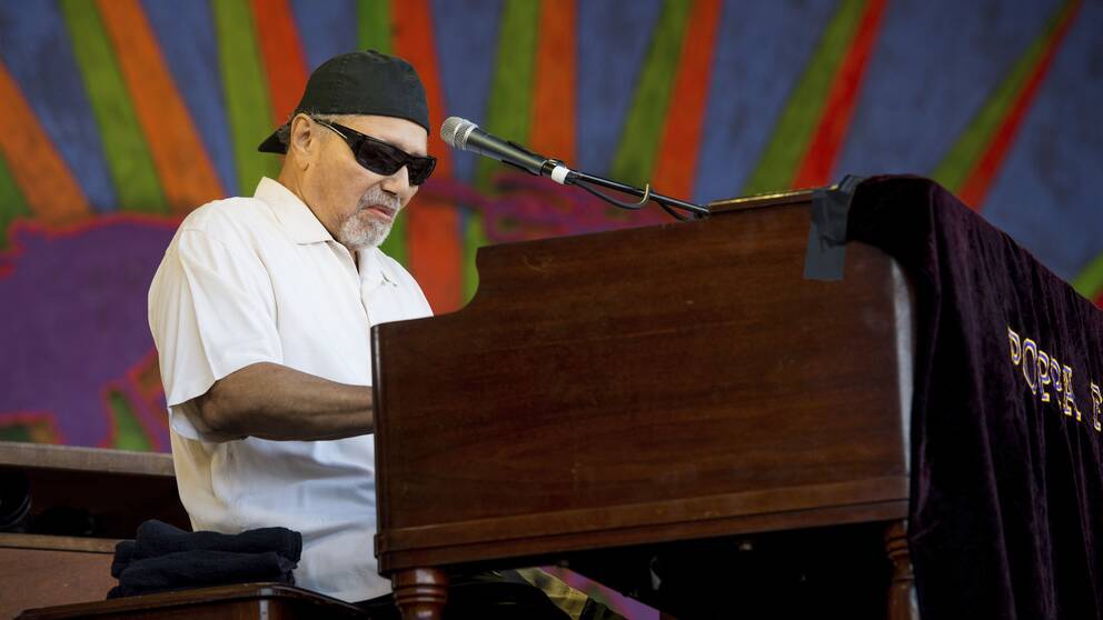 Funkmusikern Art Neville på scen vid jazzfestival i New Orleans i maj 2017.
