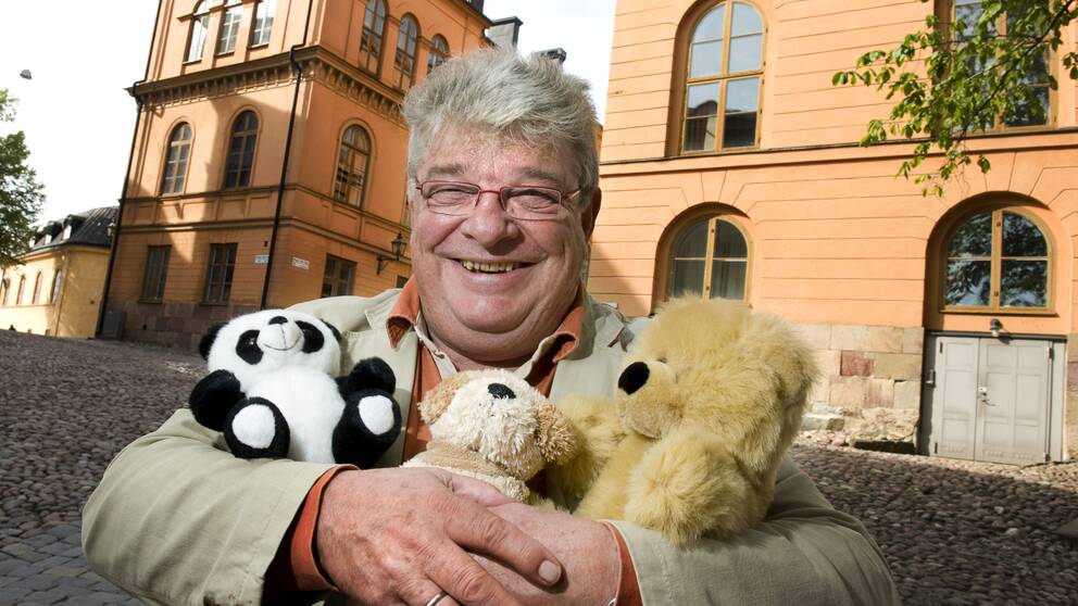 Författaren Jesper Juul med gosedjur i famnen