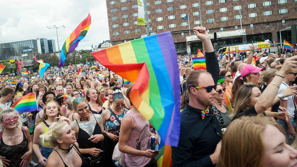 Deltagare i Prideparaden 2017 tågar genom gatorna i centrala Stockholm