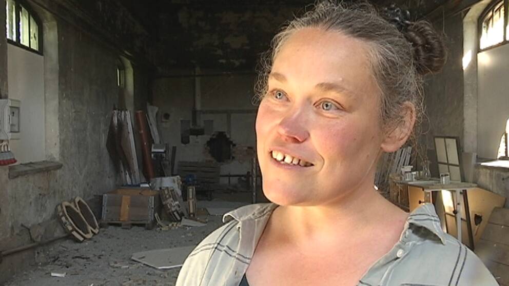 Intervjudbild på Åsa Maria Hedberg, i lokstallet i Hammerdal