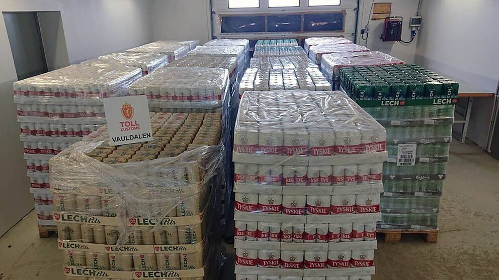Bild på de 18 pallar med öl som den norska tullen tog i beslag vid gränsen mot Härjedalen i början av maj.