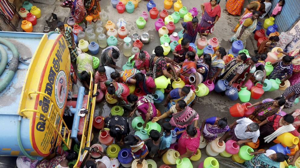 I Indiens sjätte största stad Chennai håller vattnet på att ta slut och många hämtar dricksvatten från tankar. Bilden är från juni 2019.