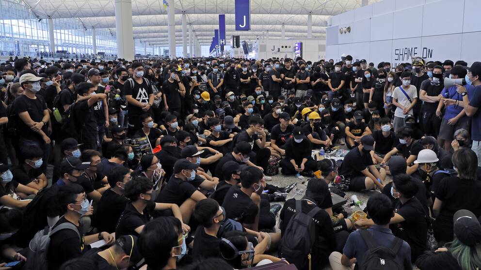 Demonstranter vid Hongkongs flygplats.