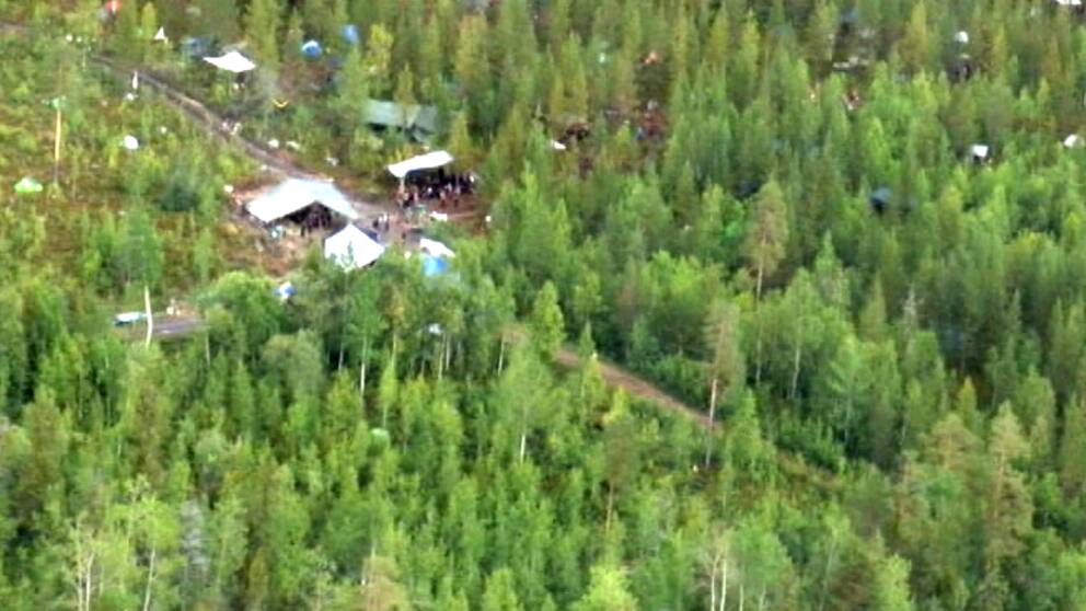 flygbild över tältläger i skogen