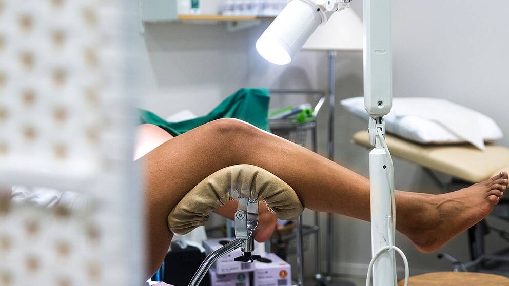 Kvinna undersöks av gynekolog, cellprov för livmoderhalscancer.