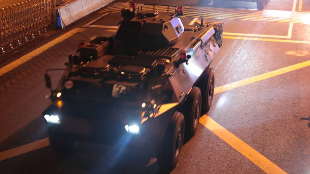 Fastlandskinas militärfordon rullar in i Hongkong.
