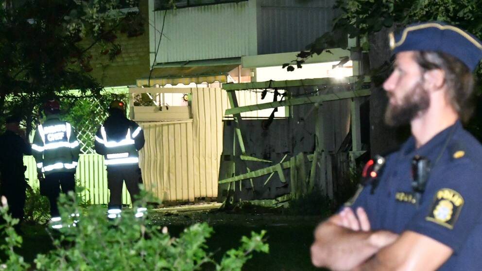 Polisen har spärrat av ett stort område i väntan på bombteknikerna efter explosionen.