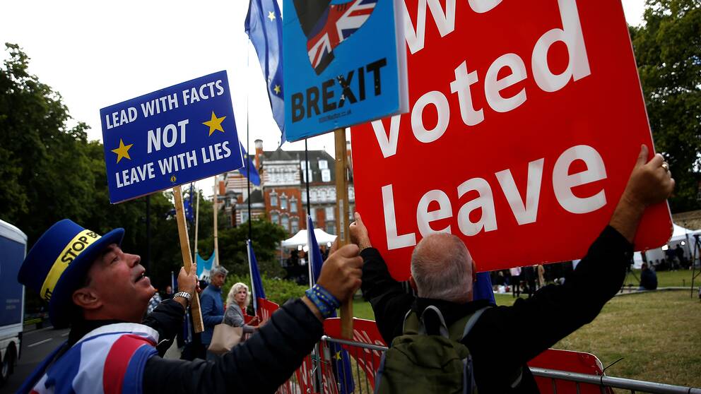 Personer som håller plakat för och emot brexit utanför brittiska parlamentet.