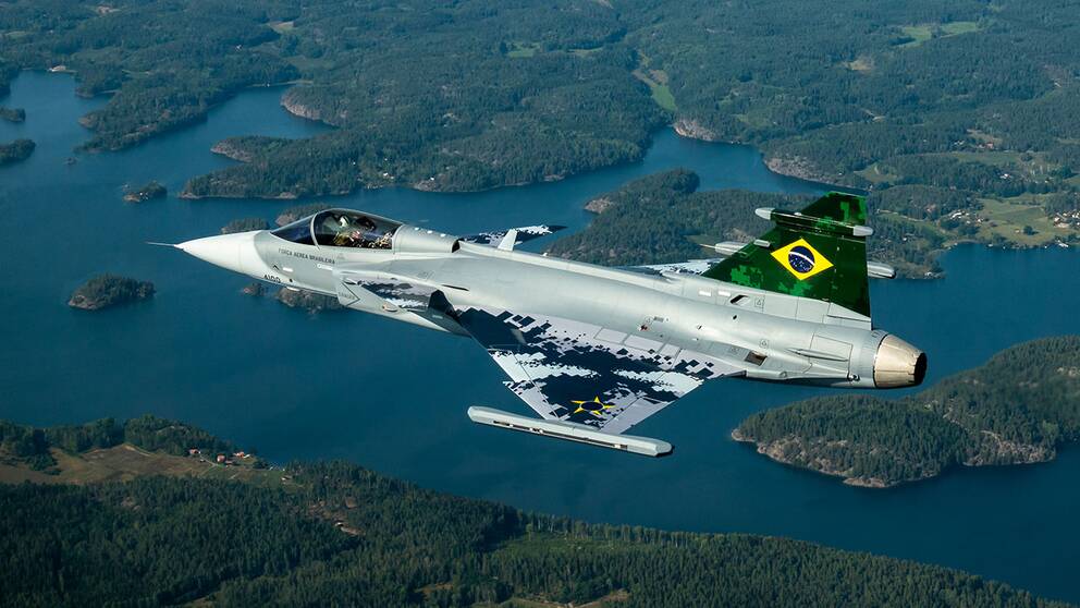 bild på det första brasilianska Saab Gripen E i luften