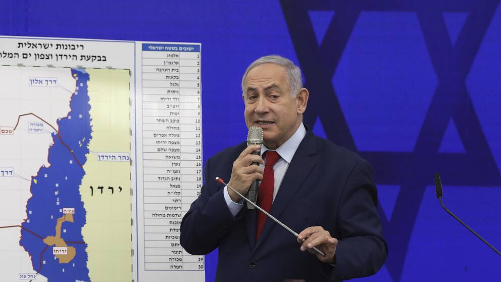 Israels premiärminister Benjamin Netanyahu under en presskonferens i Tel Aviv på tisdagen.