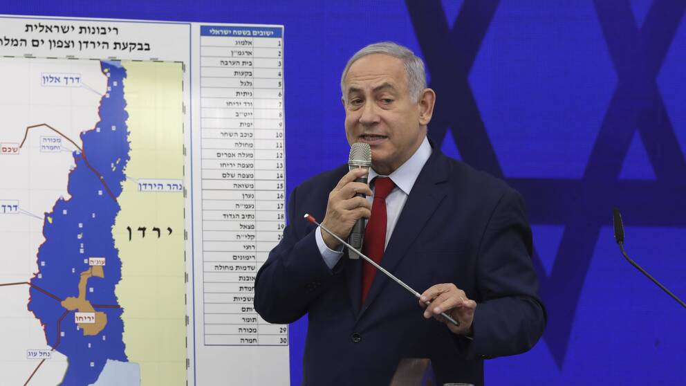 Benjamin Netanyahu pekar på en karta av Jordandalen.