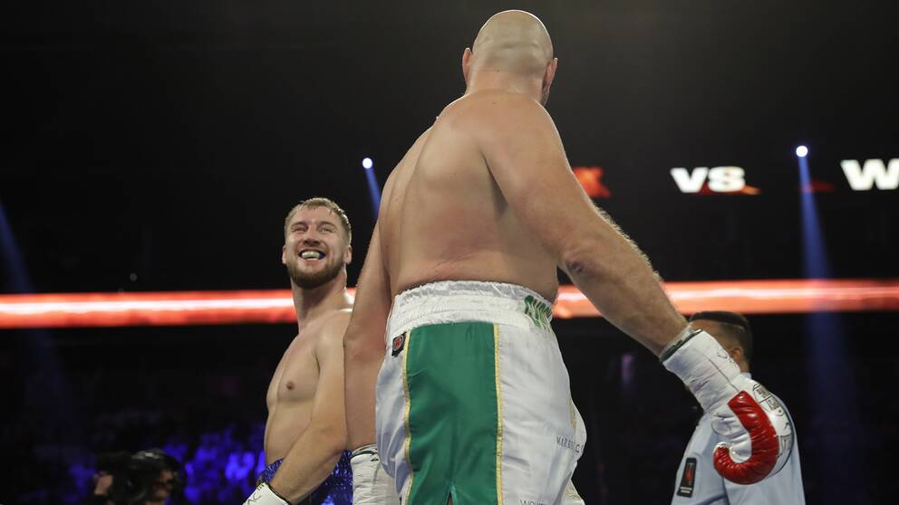 Wallin och Fury kastade en lång blick efter varandra efter den första ronden.
