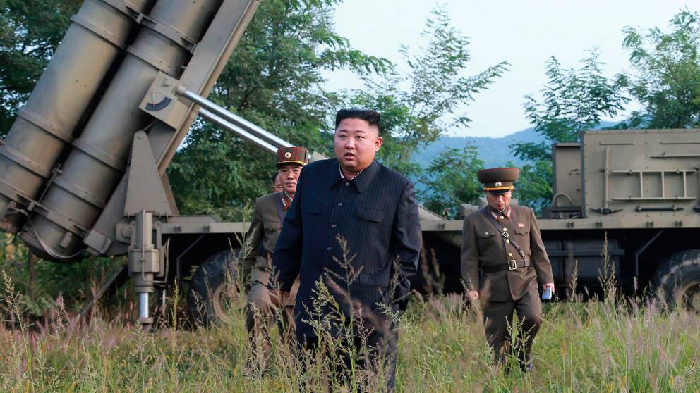 Nordkoreas diktator Kim Jong-Un vid en mobil avfyringsramp. Positionen är okänd och bilden distribuerades av den statliga nyhetsbyrå KCNA den 10 september 2019.