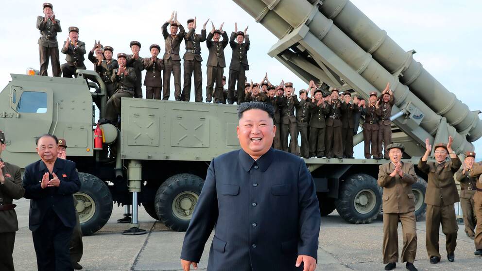 Nordkoreas ledare framför en mobil avfyrningsramp efter ett robottest.