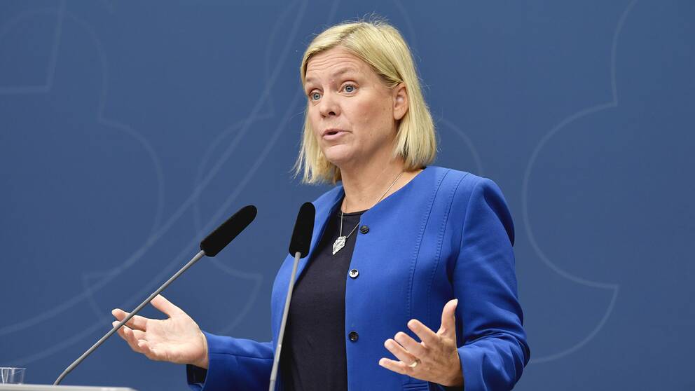 Finansminister Magdalena Andersson (S) visar siffrorna. Arkivbild.