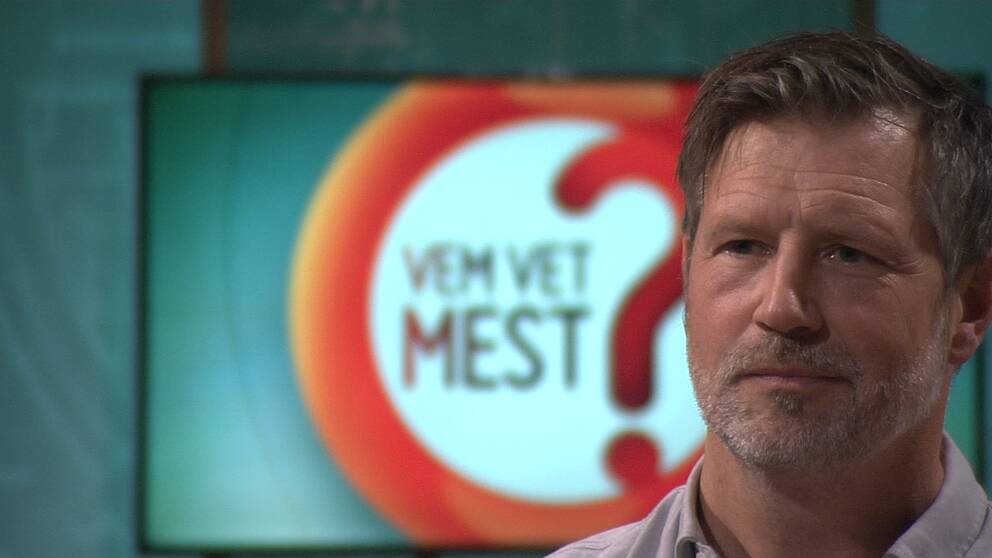 Björn Höglund är frågeredaktör på programmet Vem vet mest. Han är den som skrivit allra flest frågor. Hela 14 000 har han hunnit med.
