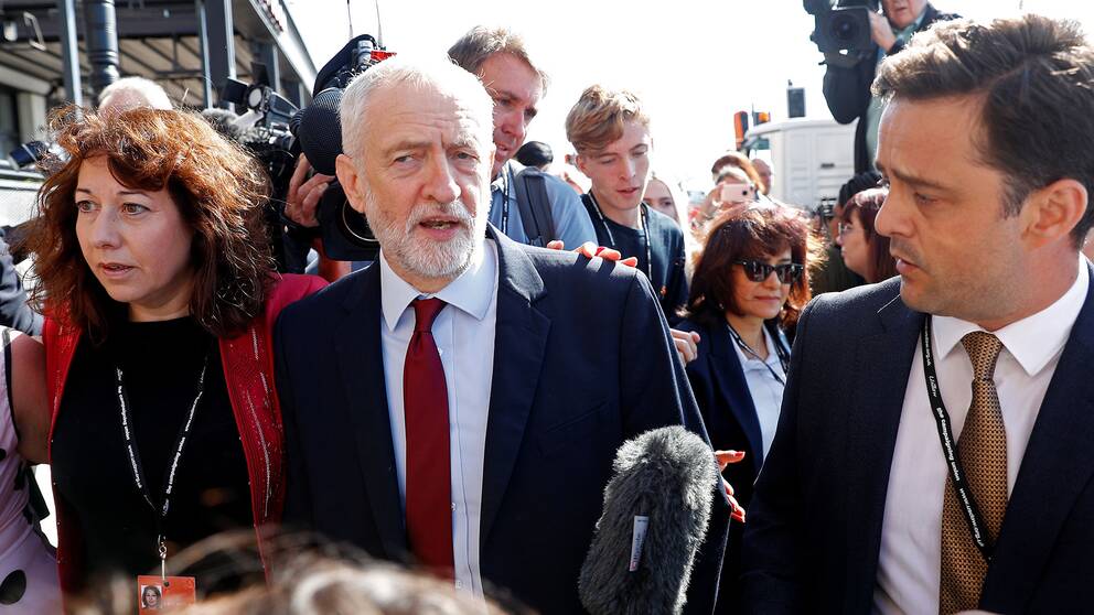 Labour-ledaren Jeremy Corbyn anländer till partiets kongress i Brighton.