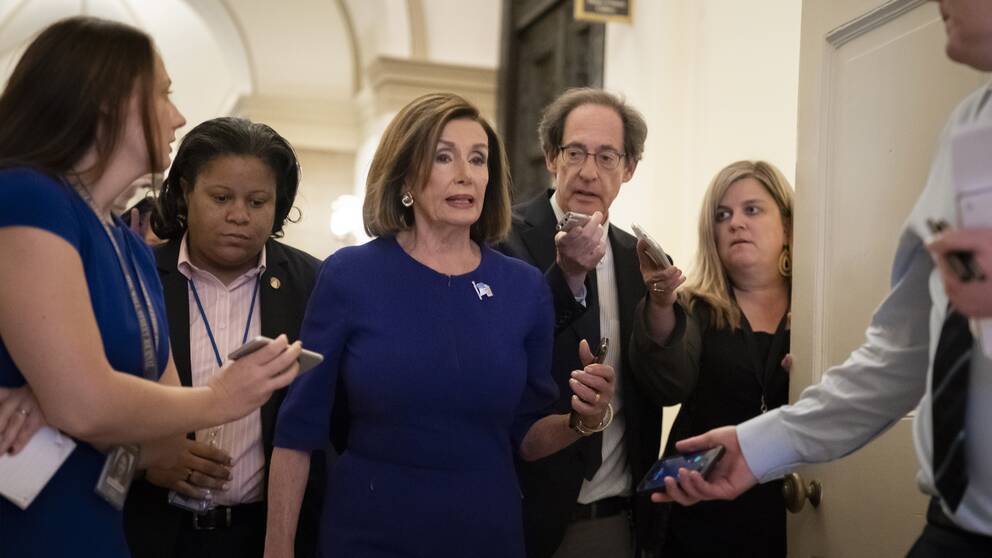 Nancy Pelosi talar med pressen.