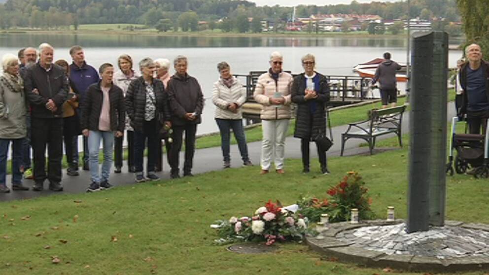 Minnesceremoni vid minnesmonumentet i Lindesberg, till minne av de som omkom i Estoniakatastrofen.